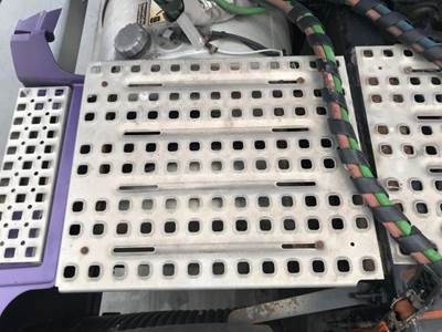 Volvo VNL Deck Plate / Catwalk