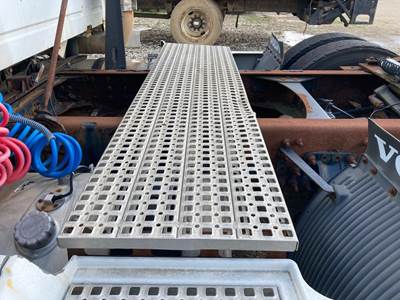 Volvo VNL Deck Plate / Catwalk