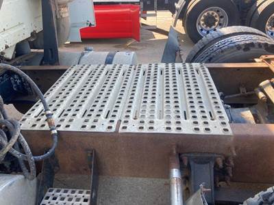 Volvo VNL Deck Plate / Catwalk