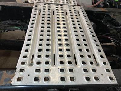 Volvo VNL Deck Plate / Catwalk