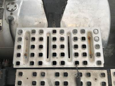 Volvo VNL Deck Plate / Catwalk