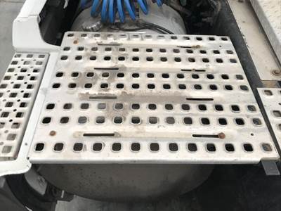 Volvo VNL Deck Plate / Catwalk