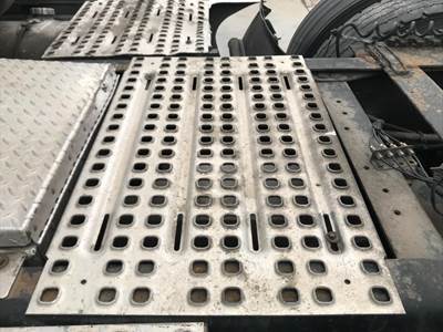 Volvo VNL Deck Plate / Catwalk