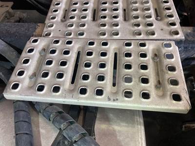 Volvo VNL Deck Plate / Catwalk