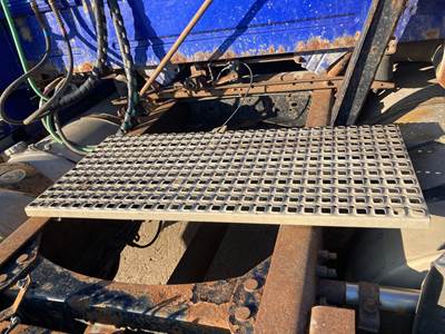 Volvo VNL Deck Plate / Catwalk