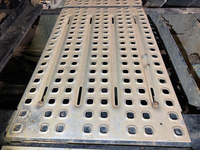 Volvo VNL Deck Plate / Catwalk
