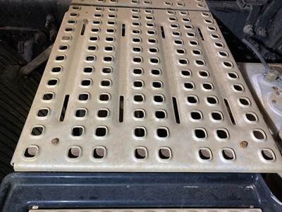 Volvo VNL Deck Plate / Catwalk