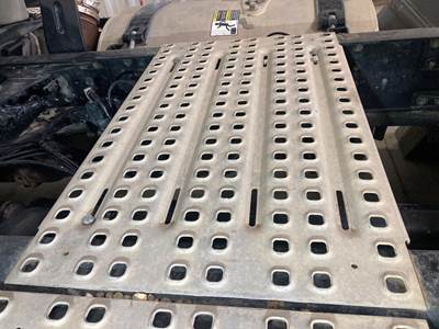 Volvo VNL Deck Plate / Catwalk