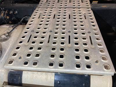 Volvo VNL Deck Plate / Catwalk