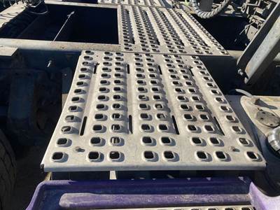 Volvo VNL Deck Plate / Catwalk