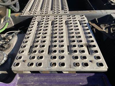 Volvo VNL Deck Plate / Catwalk