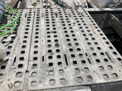 Volvo VNL Deck Plate / Catwalk
