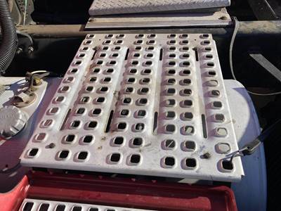 Volvo VNL Deck Plate / Catwalk