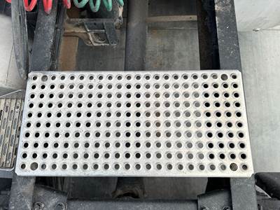 Volvo VNL Deck Plate / Catwalk