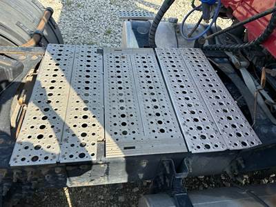 Volvo VNL Deck Plate / Catwalk