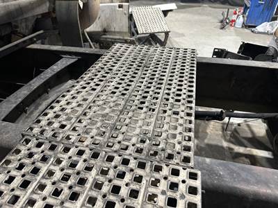 Volvo VNL Deck Plate / Catwalk