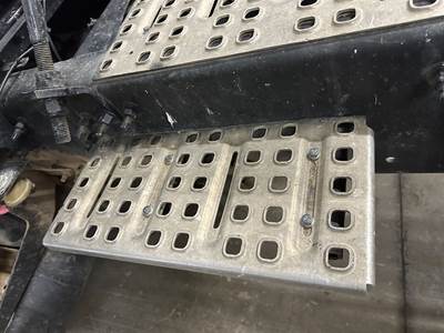 Volvo VNL Deck Plate / Catwalk
