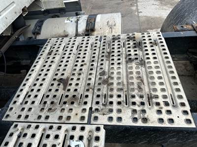 Volvo VNL Deck Plate / Catwalk