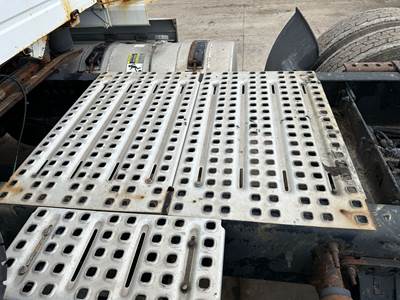 Volvo VNL Deck Plate / Catwalk