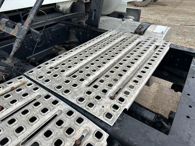Volvo VNL Deck Plate / Catwalk