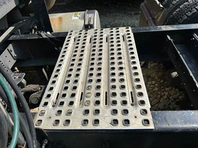 Volvo VNL Deck Plate / Catwalk