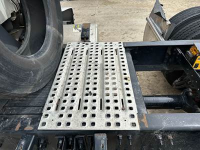 Volvo VNL Deck Plate / Catwalk