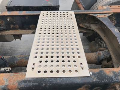 Volvo VNM Deck Plate / Catwalk