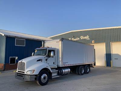 Kenworth T440 24 ft Box Truck - 380HP, Roll up Door