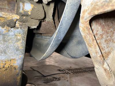 Caterpillar 3406B Engine Mount for a International 9300