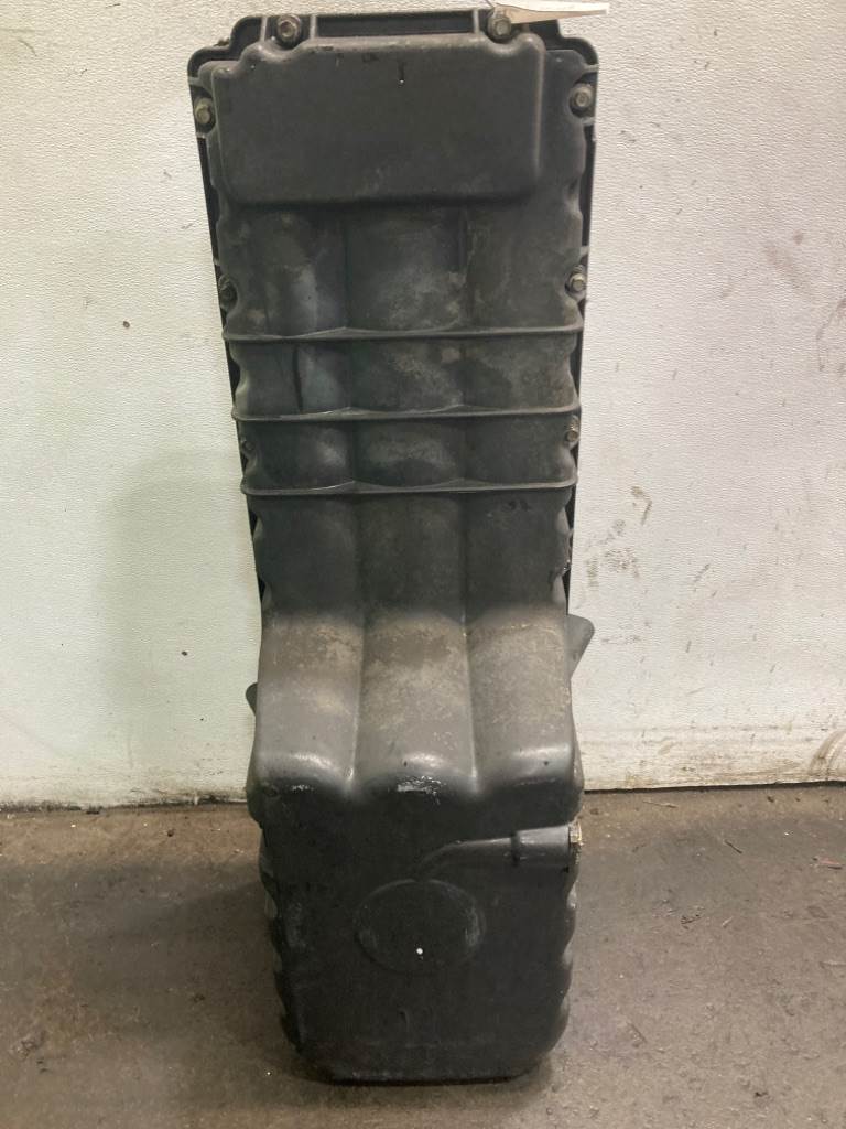2014 Detroit DD13 Engine Oil Pan for a Freightliner Cascadia For Sale