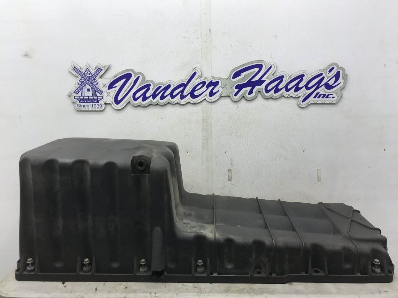 2016 Detroit DD15 Engine Oil Pan for a Freightliner Cascadia For Sale