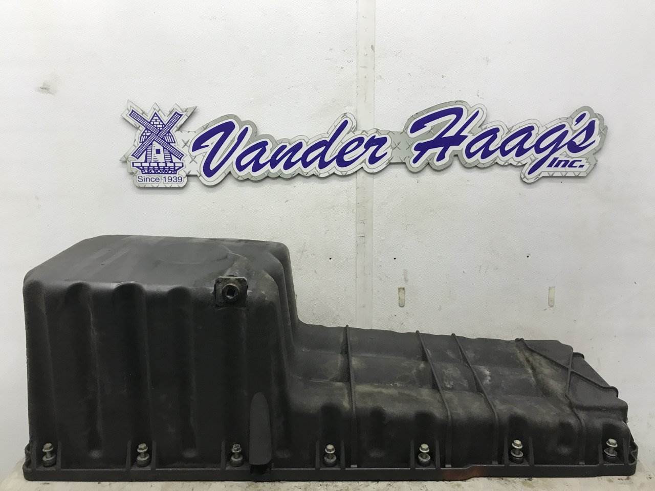2016 Detroit DD15 Engine Oil Pan for a Freightliner Cascadia For Sale