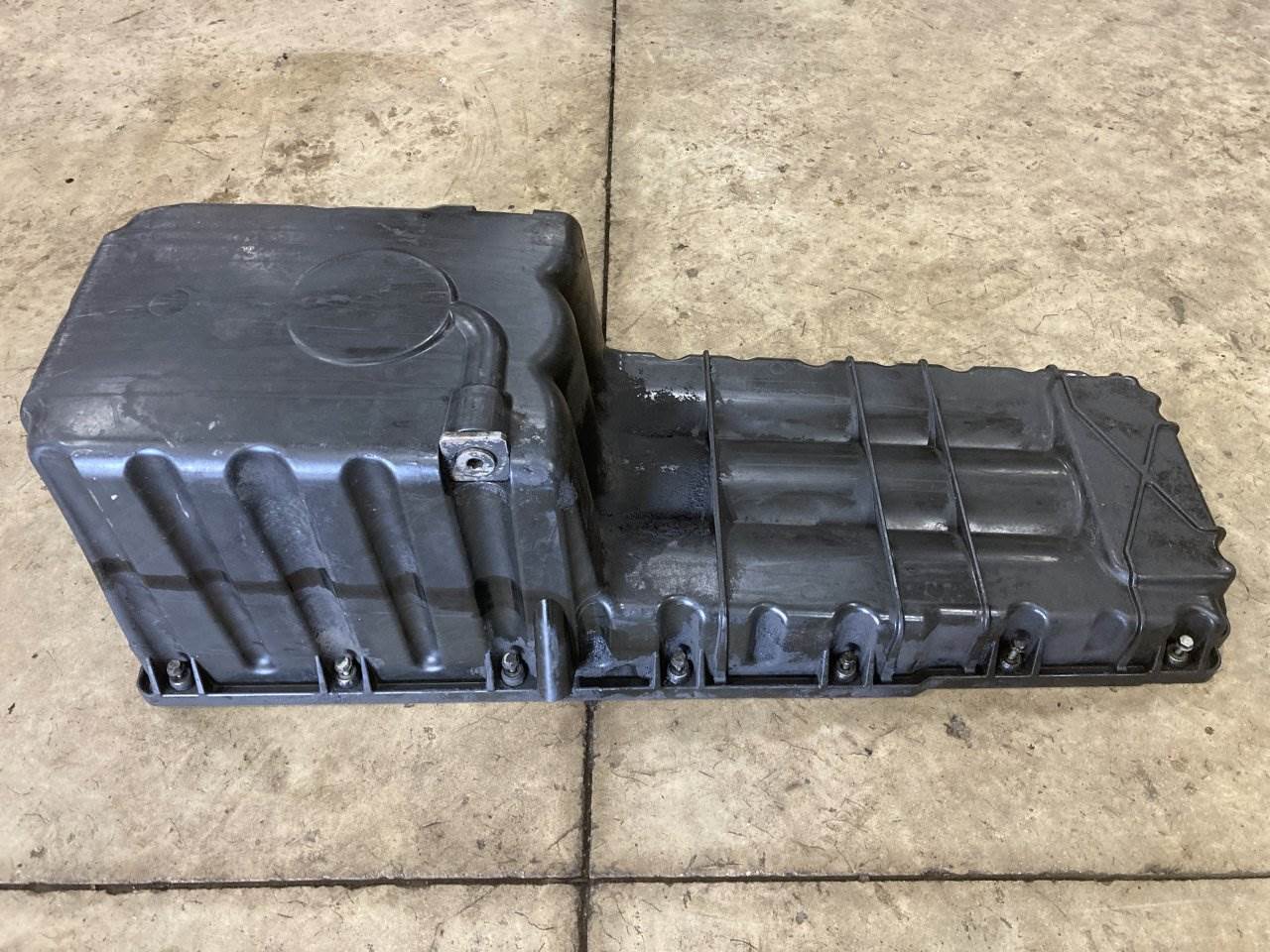 2013 Detroit DD15 Engine Oil Pan for a Freightliner Cascadia For Sale