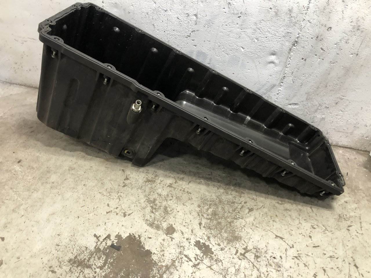 2016 Detroit DD15 Engine Oil Pan for a Freightliner Cascadia For Sale