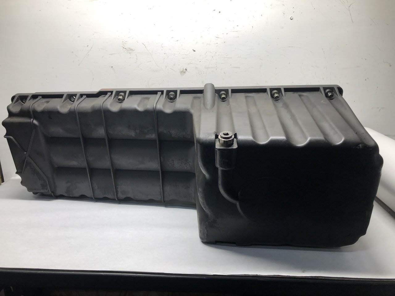 2016 Detroit DD15 Engine Oil Pan for a Freightliner Cascadia For Sale