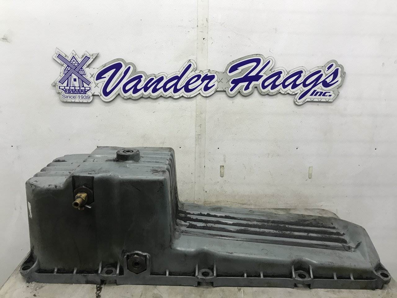 1998 Detroit Series 60 11.1L Engine Oil Pan for a Freightliner FLD120