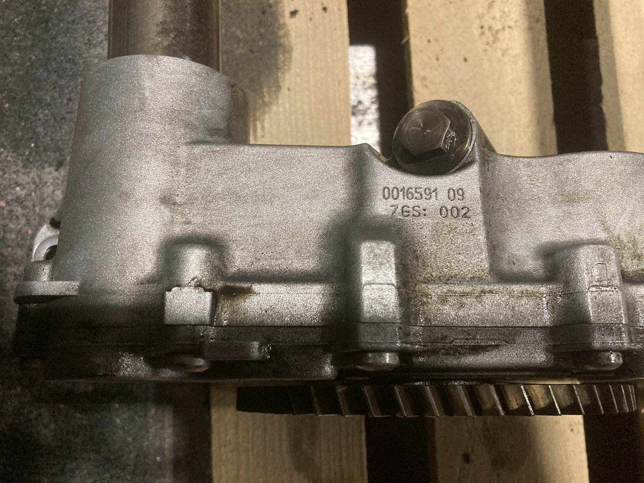 2011 Detroit DD13 Engine Oil Pump for a Freightliner Cascadia For Sale