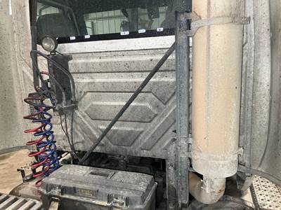 International 8600 Exhaust Bracket