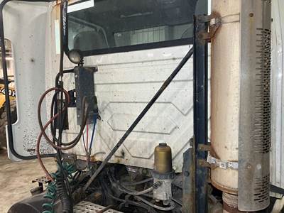 International 8600 Exhaust Bracket