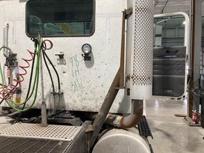 International 9100 Exhaust Bracket