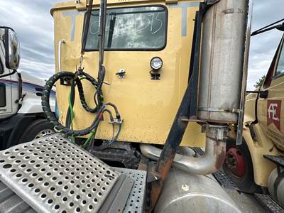 International 9100 Exhaust Bracket