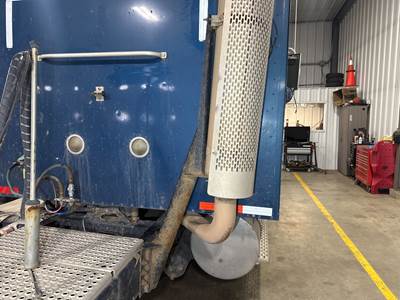 International 9200 Exhaust Bracket