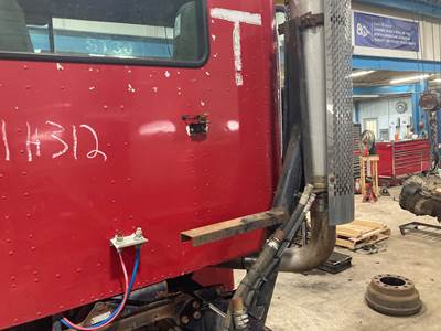 International 9200 Exhaust Bracket