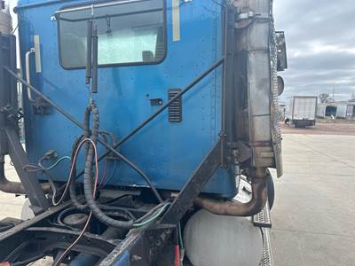 International 9900 Exhaust Bracket