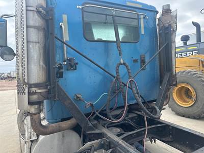 International 9900 Exhaust Bracket