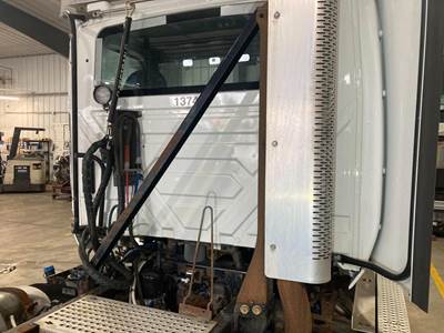 International RH Exhaust Bracket