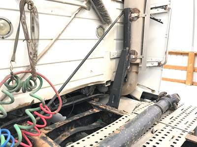 Volvo VNL Exhaust Bracket