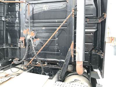 Volvo VNL Exhaust Bracket