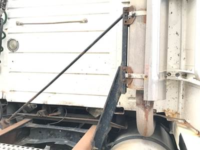 Volvo VNL Exhaust Bracket