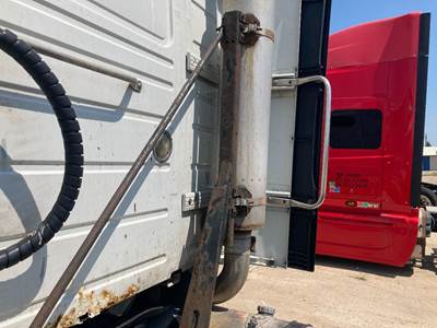 Volvo VNL Exhaust Bracket